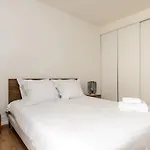 Avenue De Mars 2br 아파트