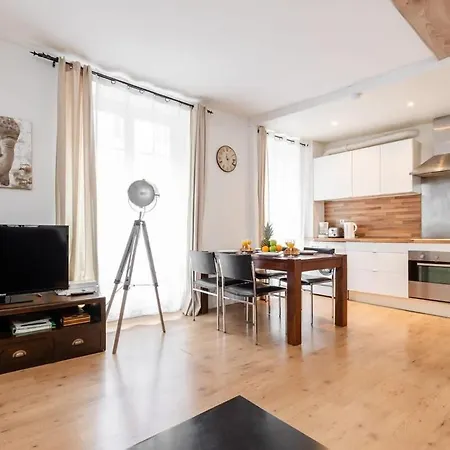 Avenue De Mars 2br *